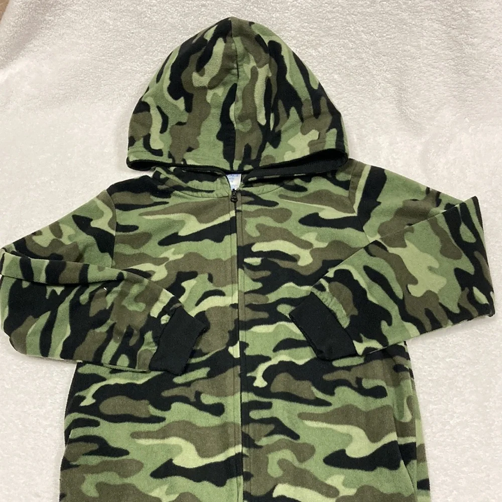 The Children’s place fleece Camoflauge hooded zip union suit pajama med 7/8